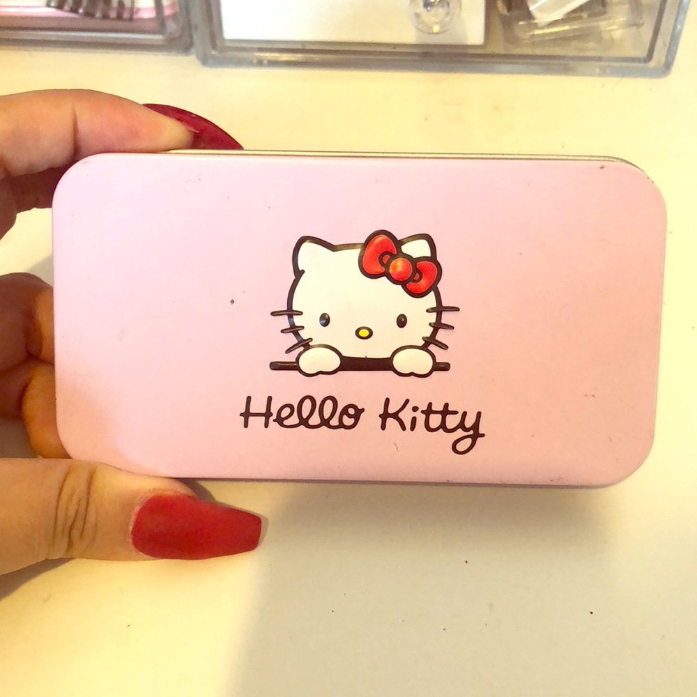 💕Hello Kitty makeup Tin🎀